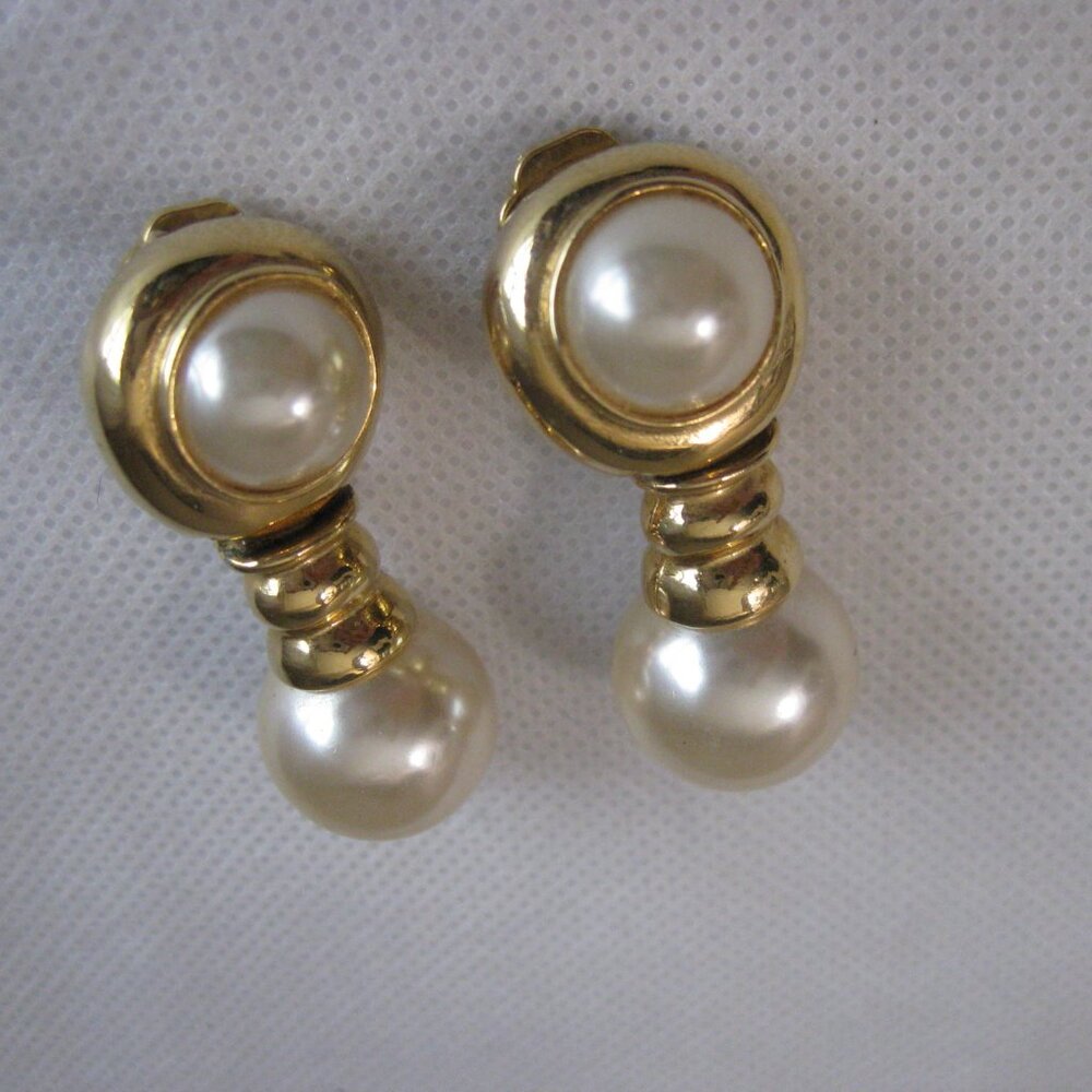 Vintage Joan Rivers Collection Gold Tone Faux Pearl Clip on Earrings - Picture 3 of 9